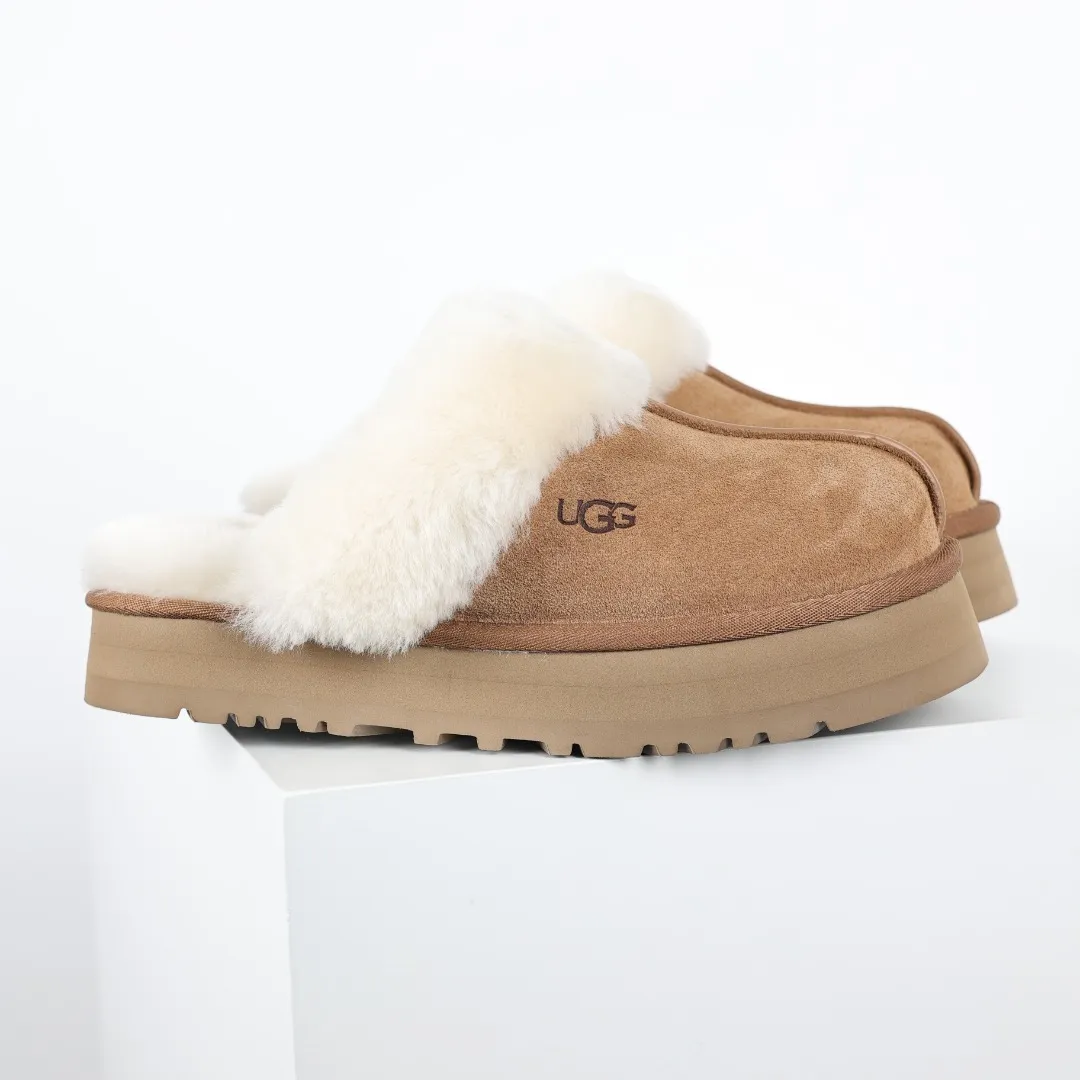 Pick up locally 💰520, the core recommendation is good price UGG Coquette three-layer thickened lazy slippers, popular Xiaohongshu style, Henan Longfeng leather production, sheepskin and wool integration, top quality in the market, 2-3 cm cashmere insole, keeping warm in winter, suitable for home use. In the new year, uug launched a style series, which is partially geared towards the preferences of young consumers, and has also been at the forefront of fashion trends. Shoe body material, water-repellent coated suede upper 17mm UGGPURE™ implanted wool insole Lightweight non-slip comfortable rubber outsole With brand LOGO Trademark Comes with full packaging Size: 35 36 37 38 39 40